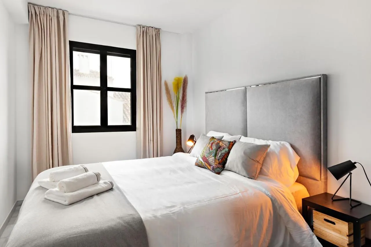 3 Bedroom Apartment In The Heart Of Puerto Banus 马尔韦利亚