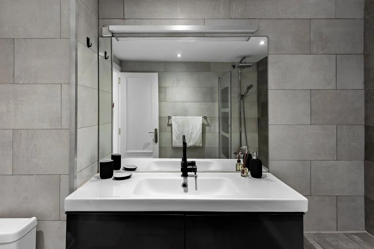 3 Bedroom Apartment In The Heart Of Puerto Banus 马尔韦利亚